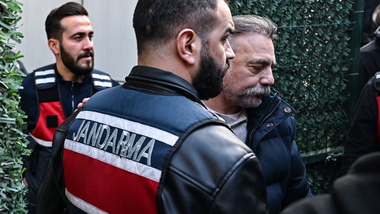 Ünlü oyuncu Oktay Kaynarca, evinde gözaltına alındıktan sonra yurt dışı