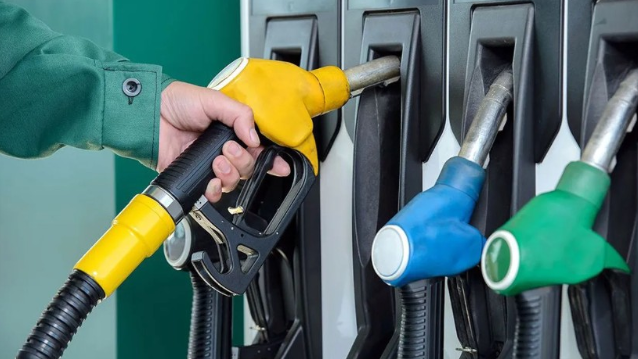 Küresel piyasalardaki riskler ve petrol fiyatlarındaki artış akaryakıt fiyatlarını vurdu.