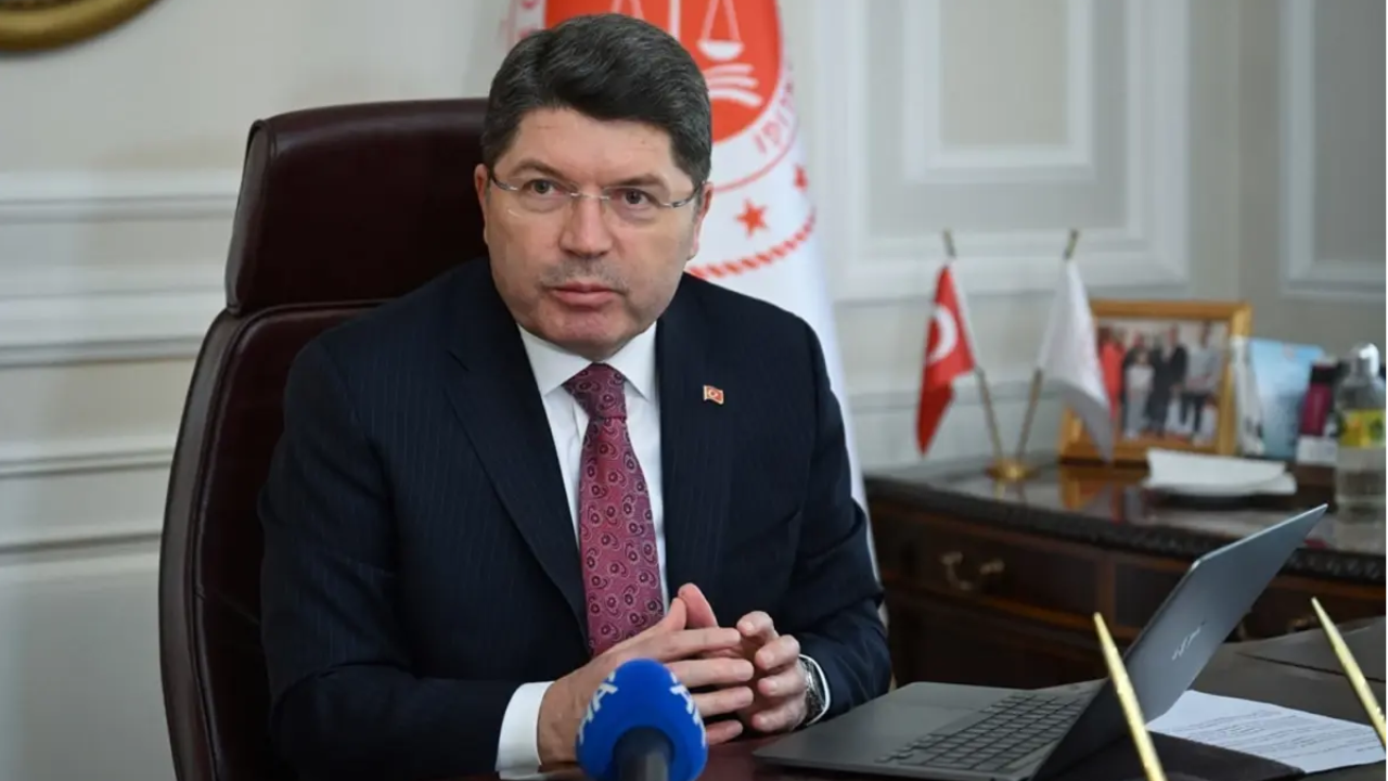 Adalet Bakanı Yılmaz Tunç, Mardin’in Nusaybin ilçesinde Türk bayrağının indirilmesine