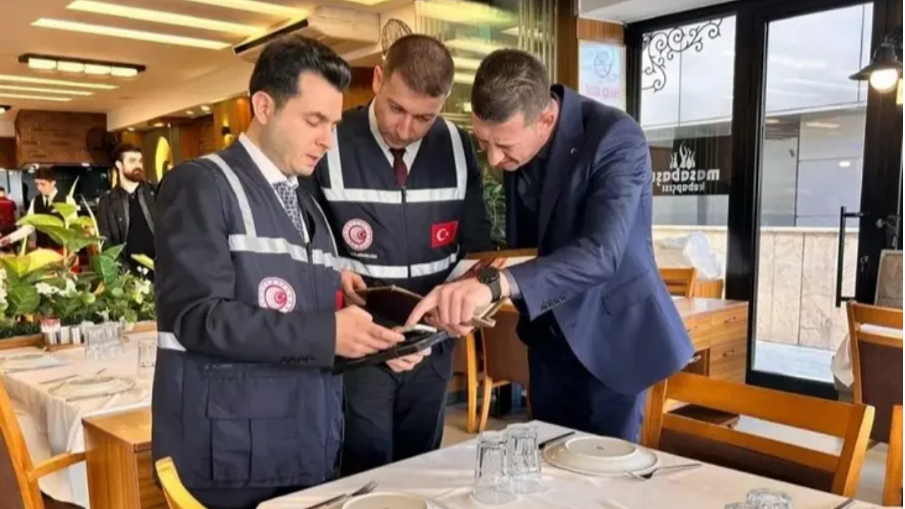 Resmi Gazete’de yayımlanan düzenlemeyle lokanta, kafe ve restoranlarda tüketicilerden servis,