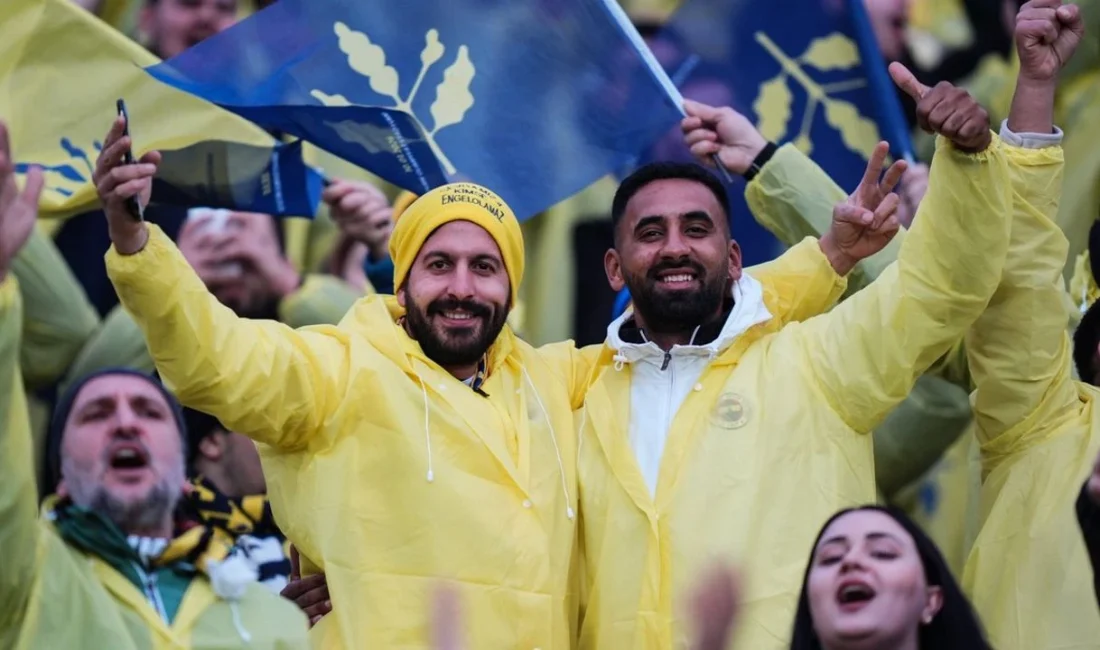 Süper Kupa finalinde taraftarlara dağıtılan Fenerium yağmurluklar yoğun ilgi görürken,