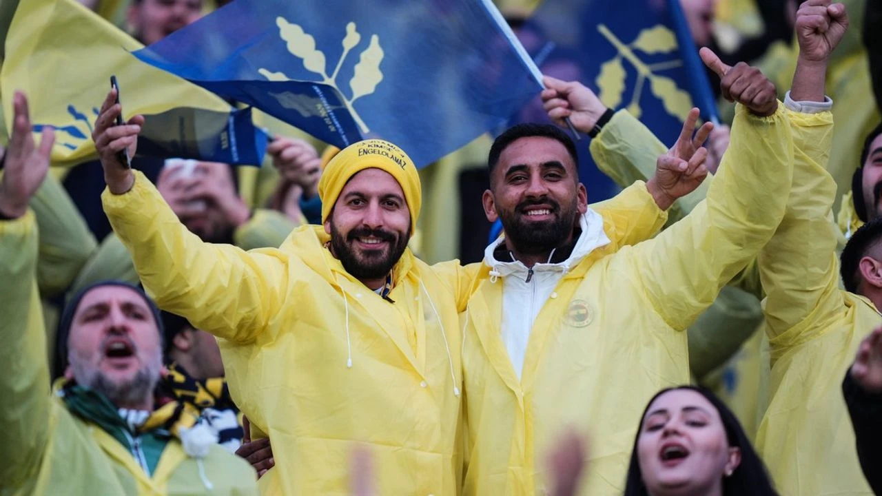 Süper Kupa finalinde taraftarlara dağıtılan Fenerium yağmurluklar yoğun ilgi görürken,