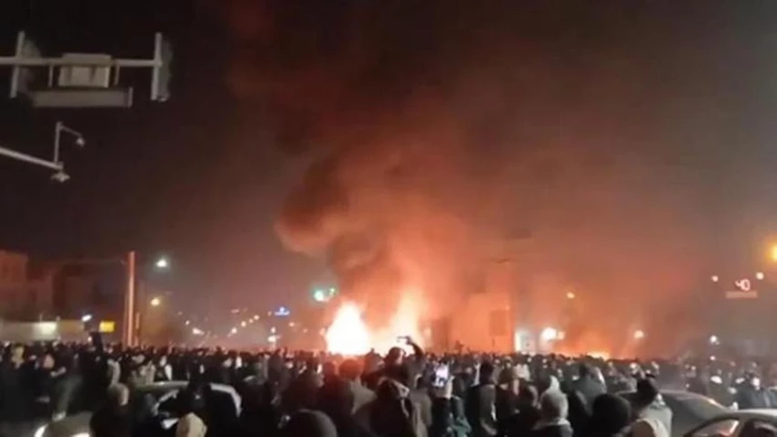 İran genelinde ekonomik sıkıntılar nedeniyle 14 gündür süren protestolarda hayatını