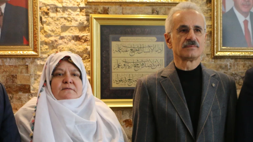 Ulaştırma ve Altyapı Bakanı Abdulkadir Uraloğlu, kıyafeti nedeniyle hedef alınan