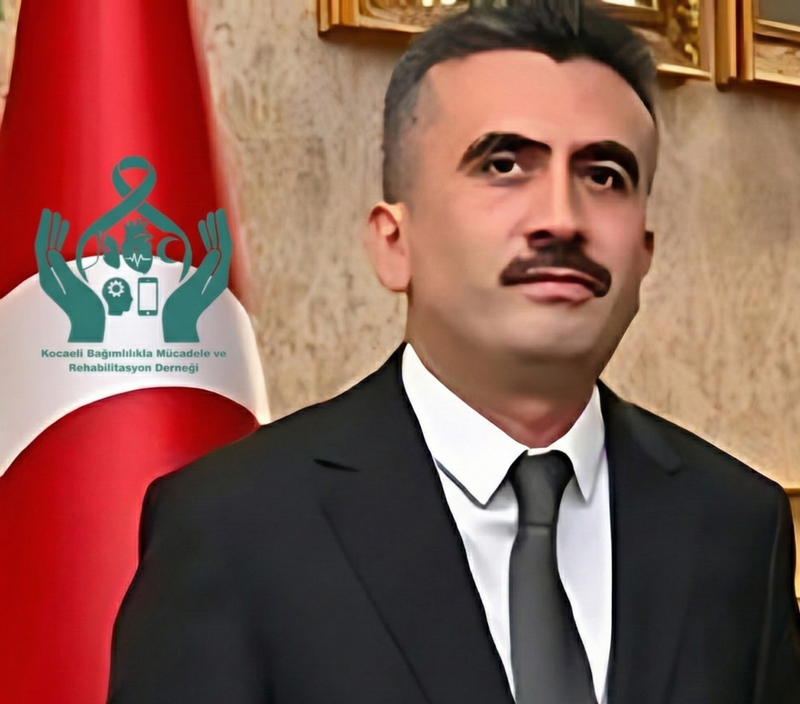 Kocaeli’de gölgeler hep fabrikalardan düşerdi. Bacalar tüter, vardiyalar değişir, eller