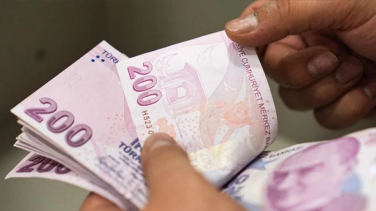 Milyonlarca emeklinin merakla beklediği bayram ikramiyesi zammına ilişkin AK Parti'den