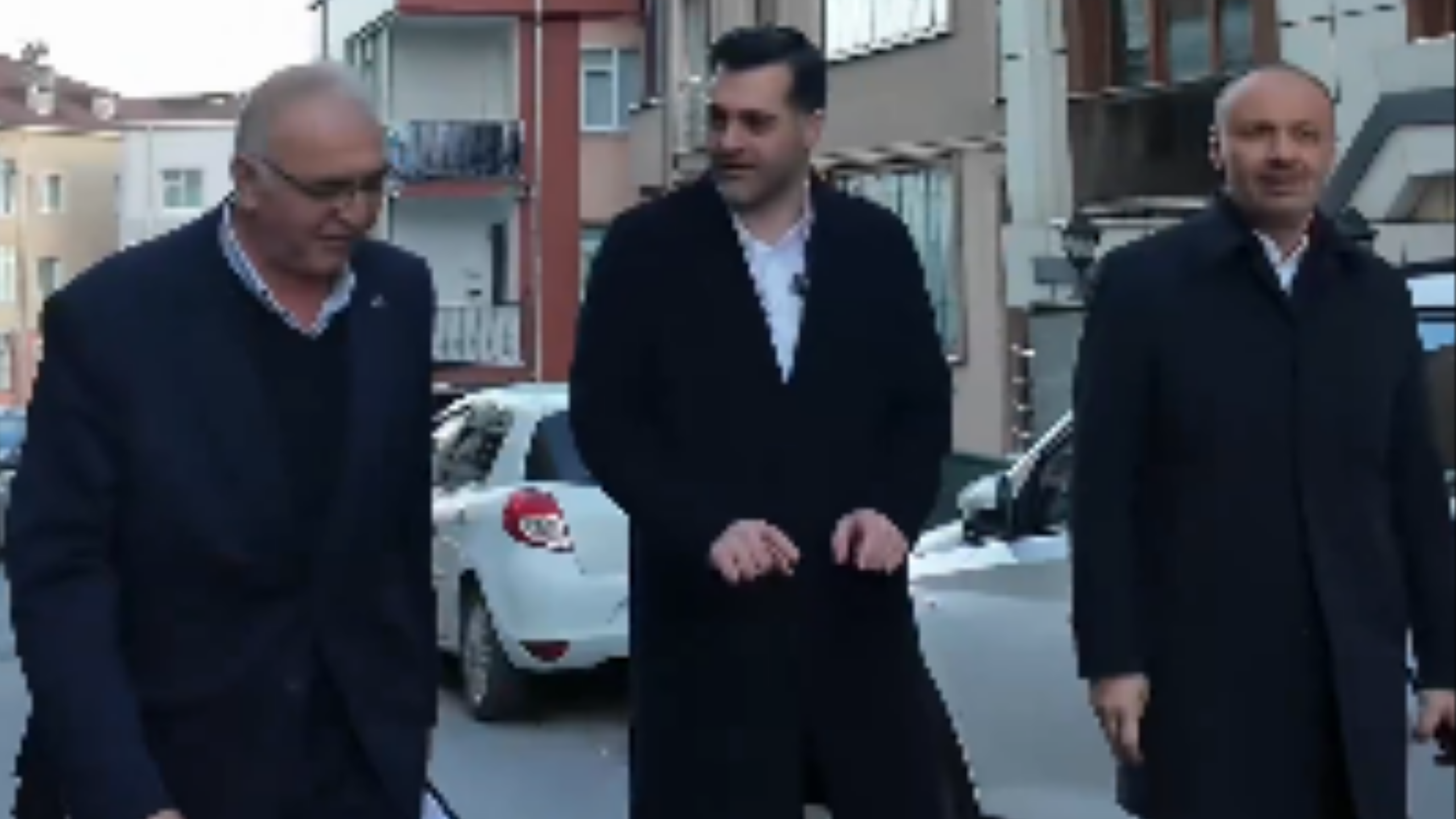 AK Parti Üsküdar İlçe Başkanı Taha Sarıcaoğlu, teşkilat mensuplarıyla birlikte
