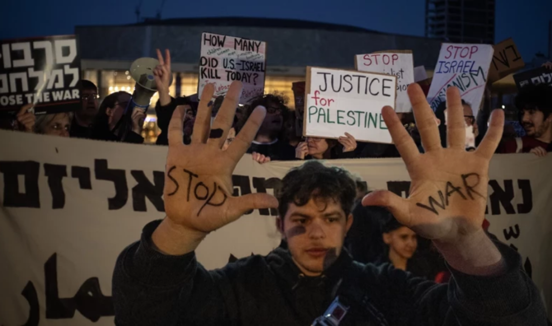İsrail'in Tel Aviv kentinde, ABD ve İsrail'in İran'a yönelik saldırılarını