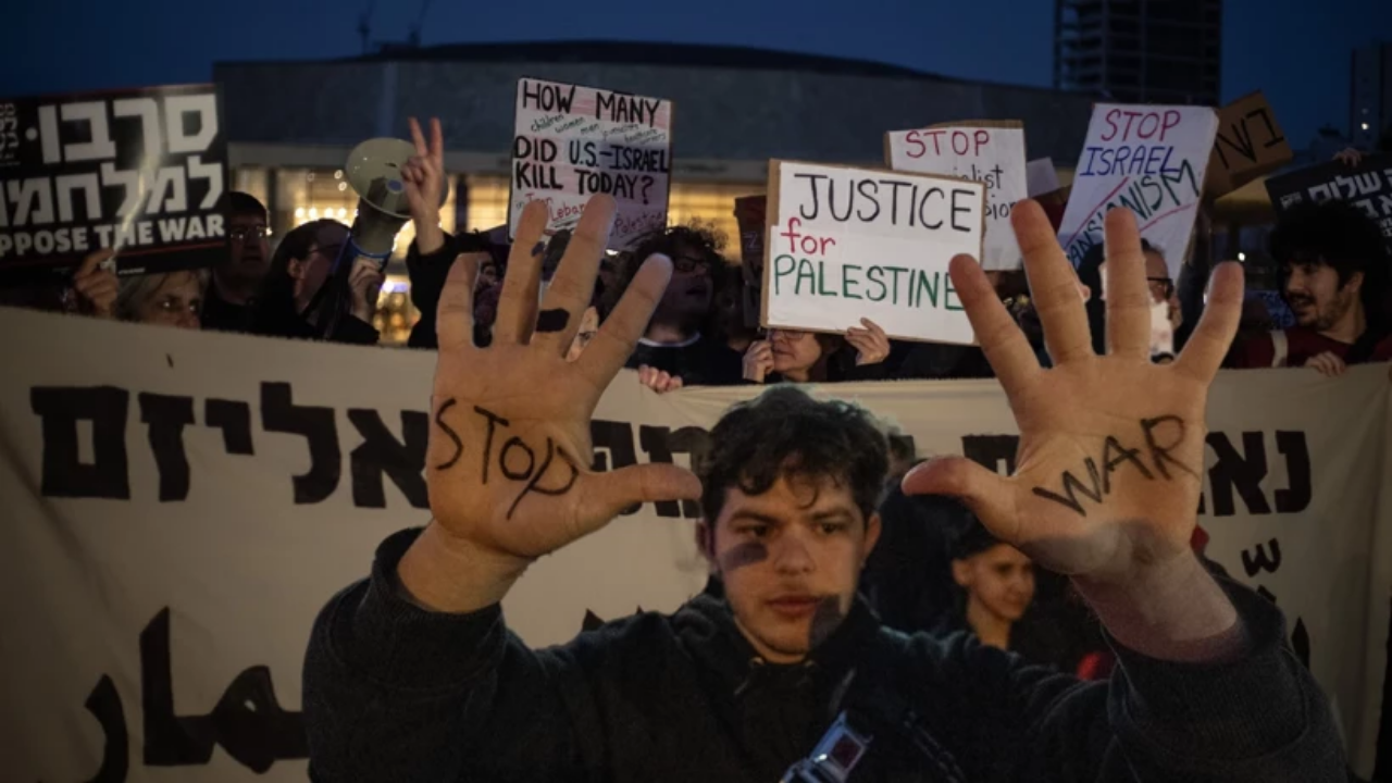 İsrail'in Tel Aviv kentinde, ABD ve İsrail'in İran'a yönelik saldırılarını