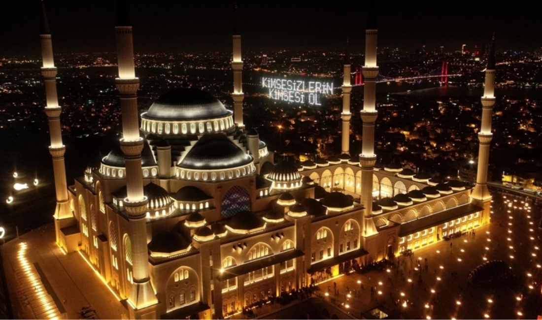Kur'an-ı Kerim'in indirilmeye başlandığı, İslam aleminde "bin aydan daha hayırlı"