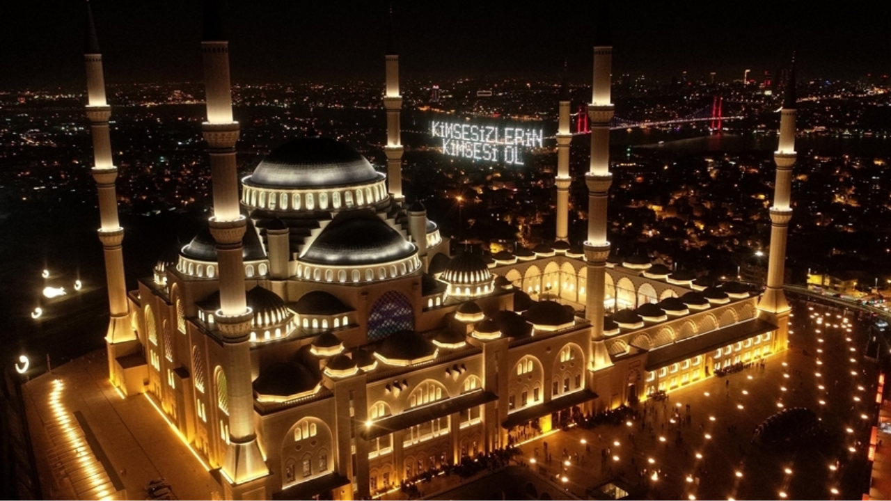 Kur'an-ı Kerim'in indirilmeye başlandığı, İslam aleminde "bin aydan daha hayırlı"