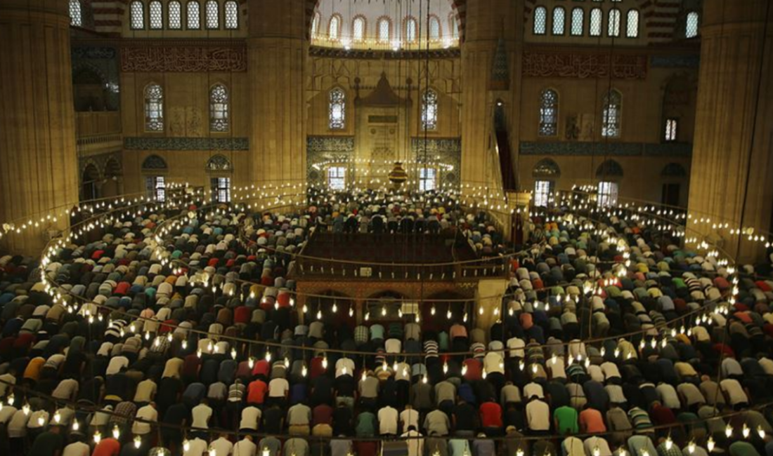 Ramazan Bayramı'nın yaklaşmasıyla birlikte vatandaşlar, bayram namazının kendi illerinde saat