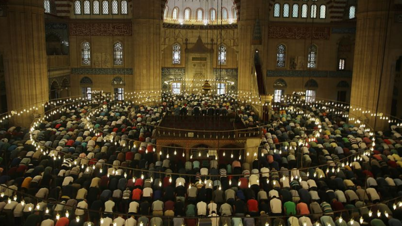 Ramazan Bayramı'nın yaklaşmasıyla birlikte vatandaşlar, bayram namazının kendi illerinde saat