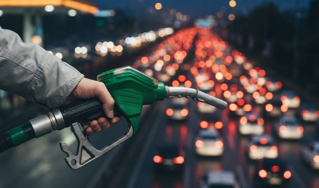 Motorine bu gece yarısından itibaren 3,08 TL'lik dev zam geliyor.