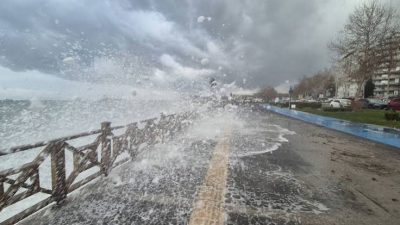 Meteoroloji Genel Müdürlüğü'nün günler öncesinden yaptığı uyarıların ardından İstanbul, akşam