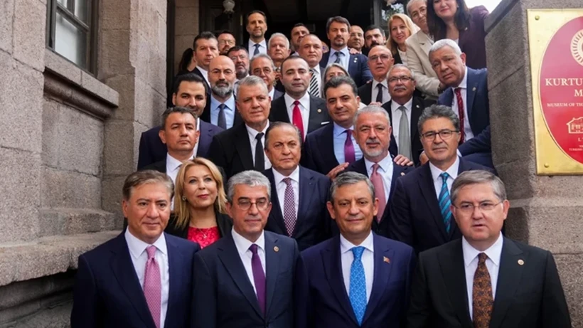 Kuruluşunun üzerinden henüz iki gün geçmişken YENİ Parti'de bir istifa