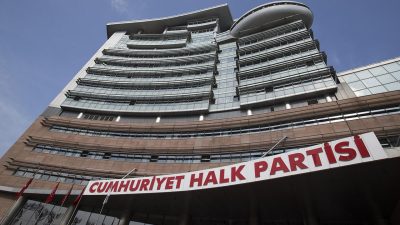 Kemal Kılıçdaroğlu'nun mutlak butlan kararıyla yeniden genel başkanlık koltuğuna oturmasının
