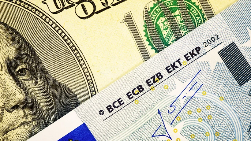 İstanbul serbest piyasada dolar ve euro, yeni haftanın ilk işlem