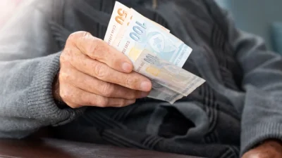 Milyonlarca memur emeklisinin yıllardır beklediği seyyanen zam mücadelesinde tarihi bir