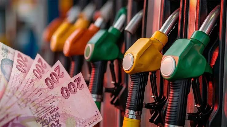 Küresel petrol fiyatlarındaki sert yükseliş, akaryakıt fiyatlarına yeni bir zam