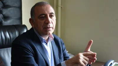 CHP İstanbul İl Başkanlığı'nda hukuki ve siyasi bir muamma yaşanıyor.
