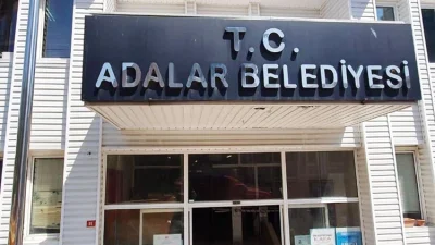 Yolsuzluk soruşturması kapsamında Belediye Başkanı Ali Ercan Akpolat'ın tutuklandığı Adalar'da,