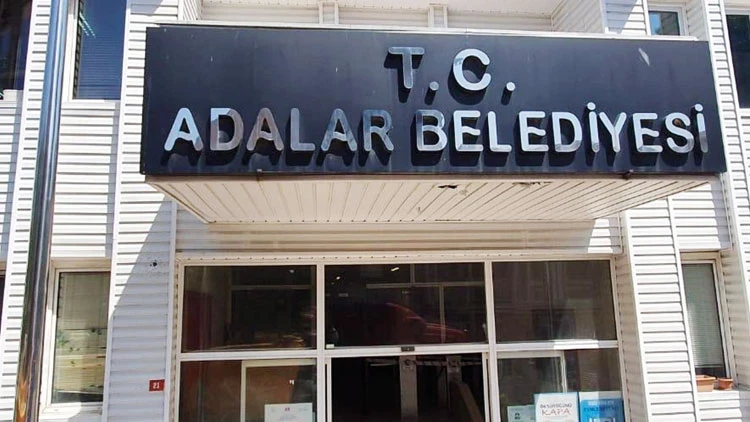 Yolsuzluk soruşturması kapsamında Belediye Başkanı Ali Ercan Akpolat'ın tutuklandığı Adalar'da,