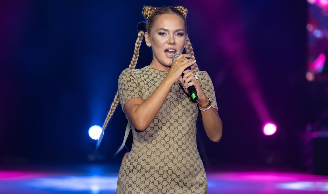 Ünlü şarkıcı Demet Akalın, İstanbul Merter'de verdiği konserin ardından bir